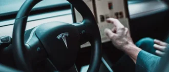 Хакерам понадобилось 30 секунд, чтобы взломать Tesla