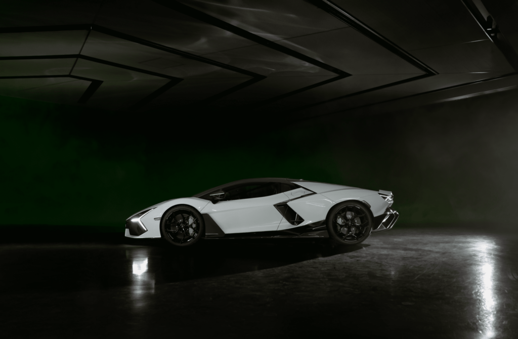 Lamborghini показала ексклюзивний суперкар Revuelto